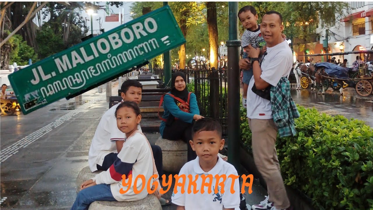 Naik becak keliling Maliboro Yogyakarta