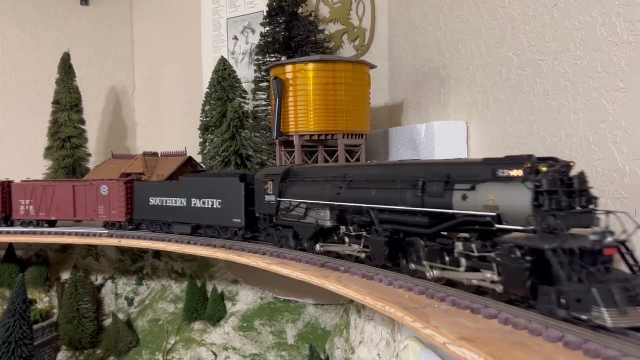 3rd Rail Southern Pacific AC-9 pulling freight. 