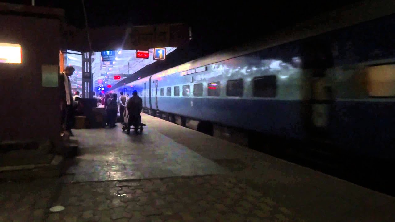Indian Railway : BSL WAP-4 12130 Howrah-Pune Azad Hind Express Arriving Shegaon Station