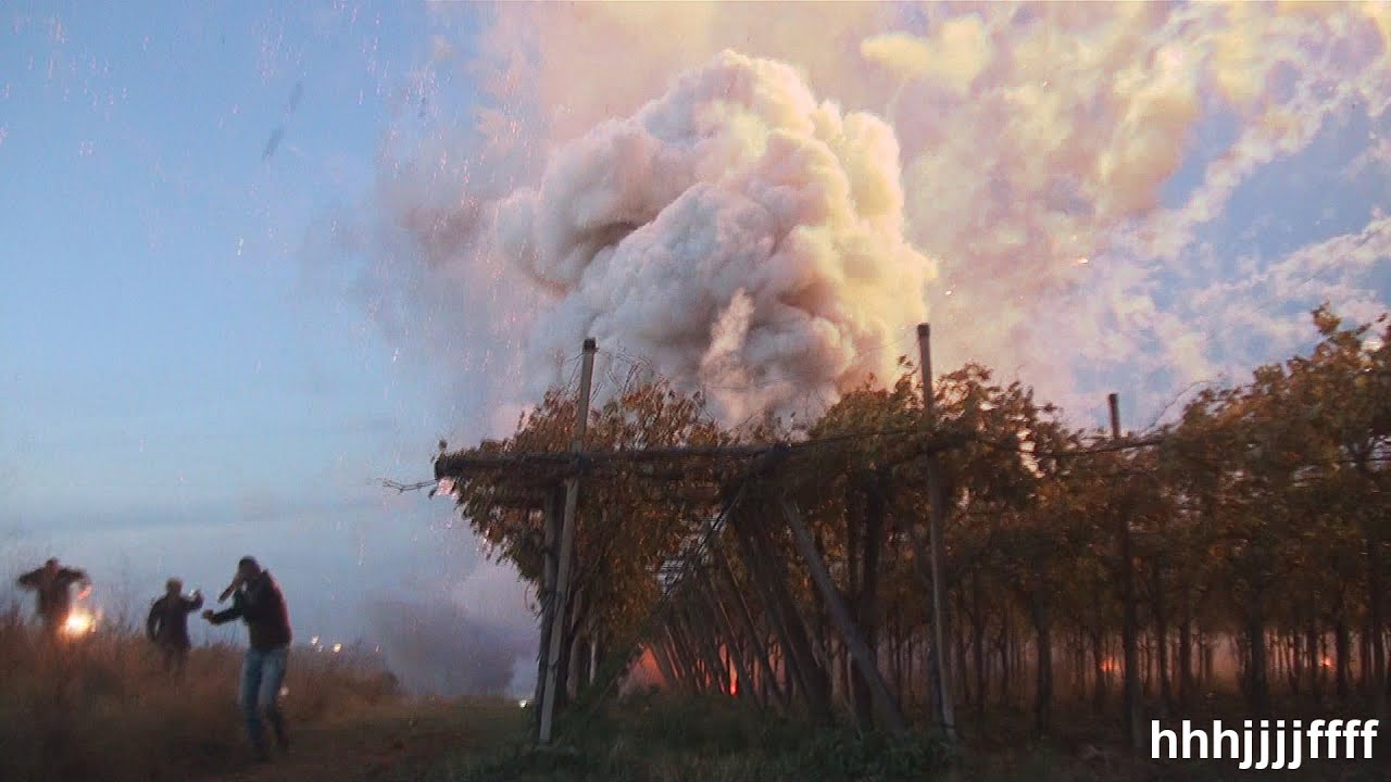 Fireworks position ignites all at once in italy [Full HD]