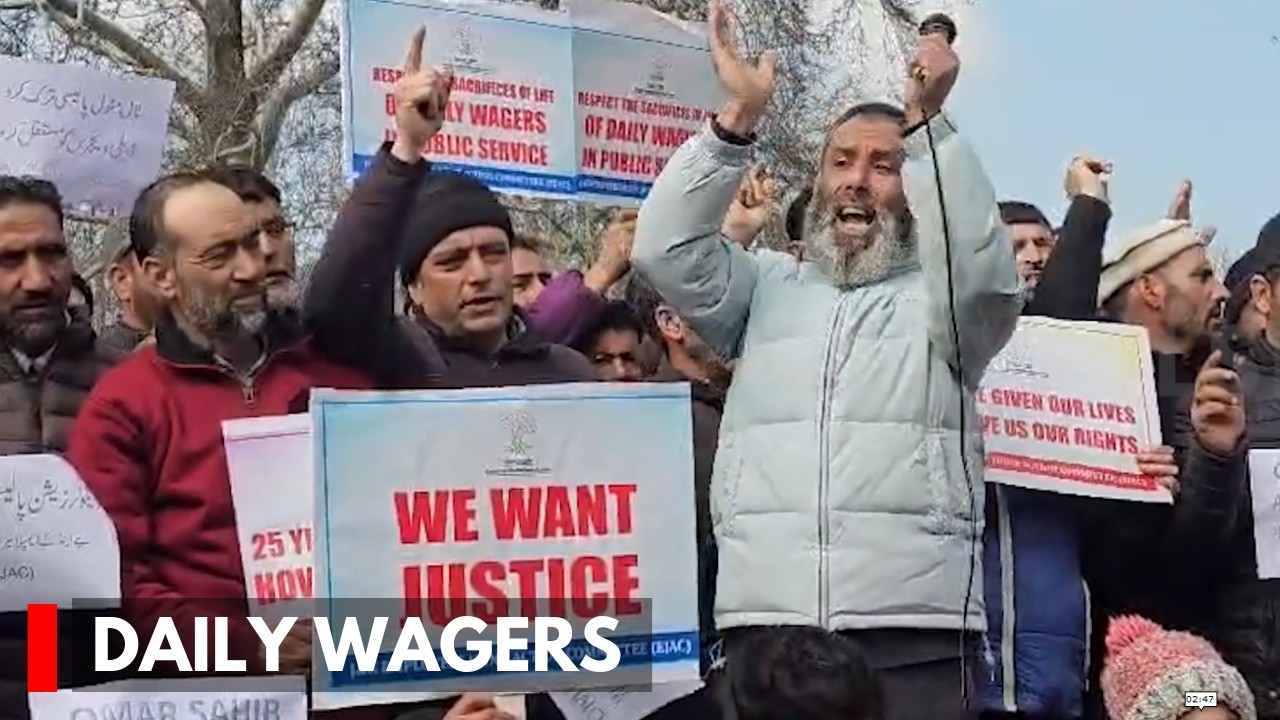 Srinagar : Daily Wagers Protest For Regularisation