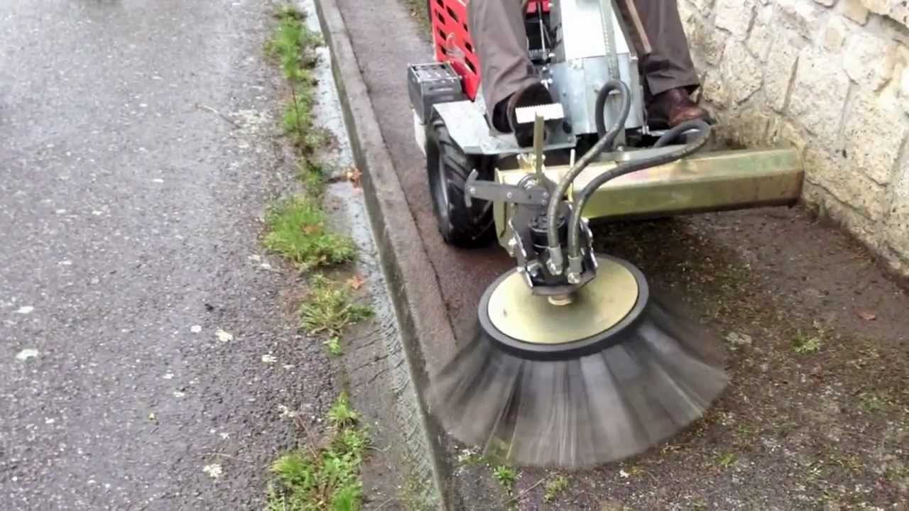 DESHERBAGE MECANIQUE par une AUTOMOTRICE