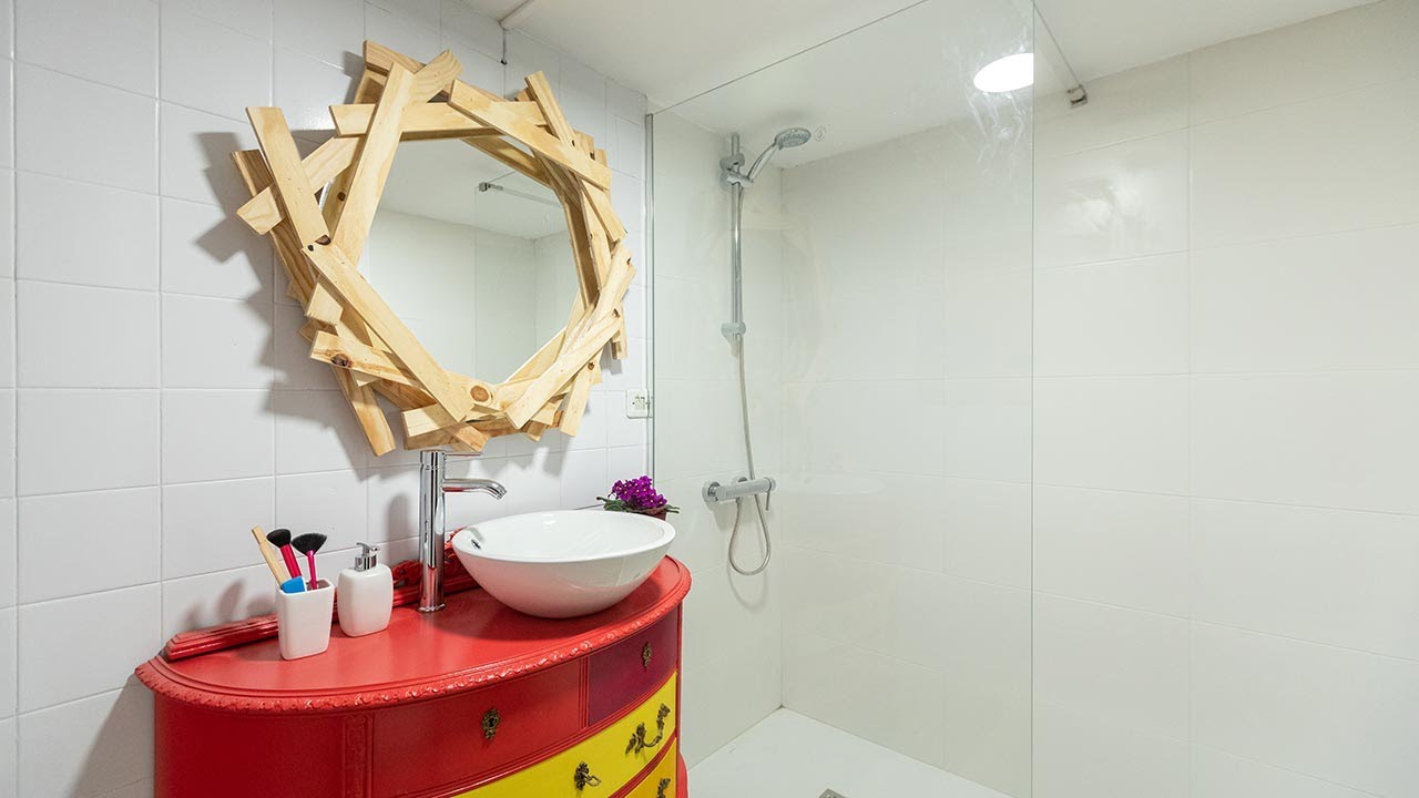 Cuarto de baño pequeño y colorido con espejo de listones - Programa completo - Decogarden