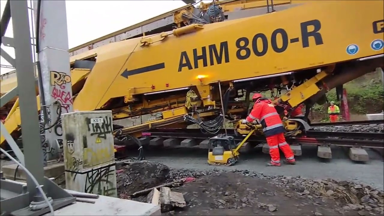 Sanační stroj AHM 800-R na trati u Berounky v akci, den otevřené stavby 17.11.2024 {1/2}