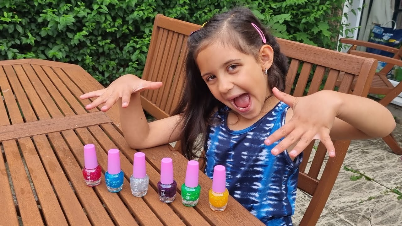 Little girl paints her Mum's nails | Colourful Nail Polish Salon