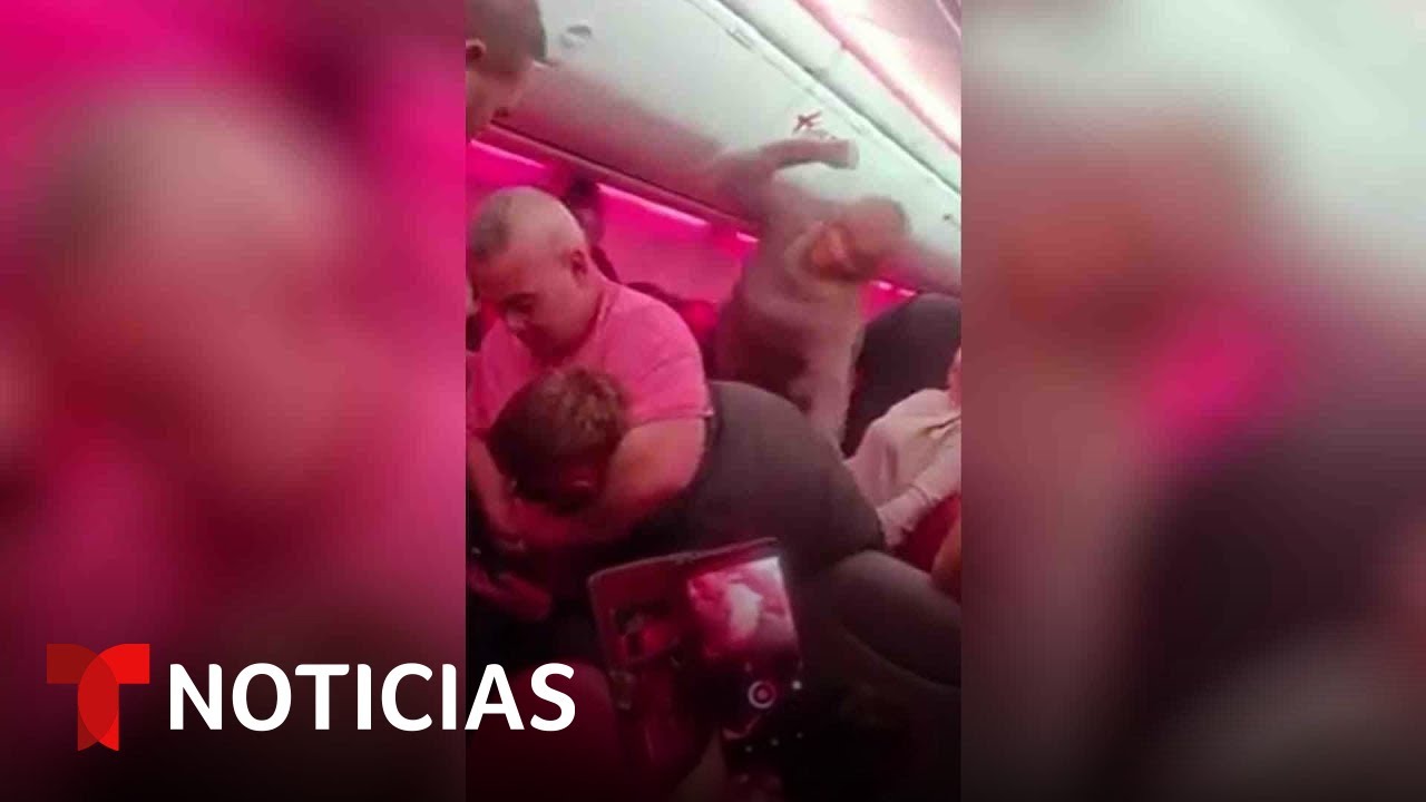 Trifulca violenta dentro de un avión obliga al piloto a desviar su ruta | Noticias Telemundo