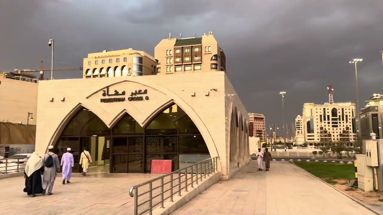 أجواء المدينة اليوم غائمة 🌩️ طريقي إلى المسجد النبوي من منطقة العنبرية ومناظر ولا أروع على الطريق