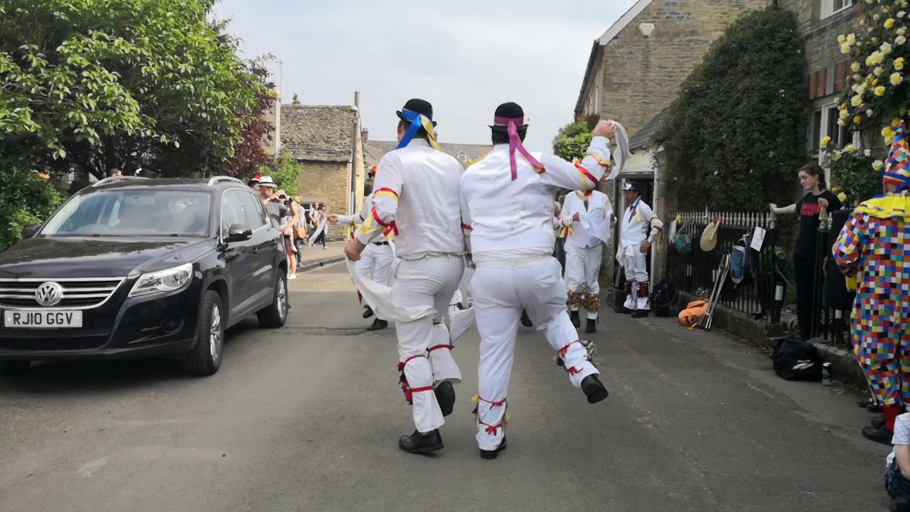 Traditional Bampton Morris Dancers - Bobbing Around