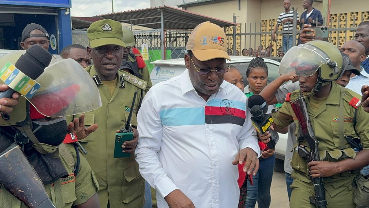 BREAKING: MBOWE AKAMATWA NA POLISI, AKIANZA MAANDAMANO, AONGEA KWA HASIRA, AMUAGA MWANAE