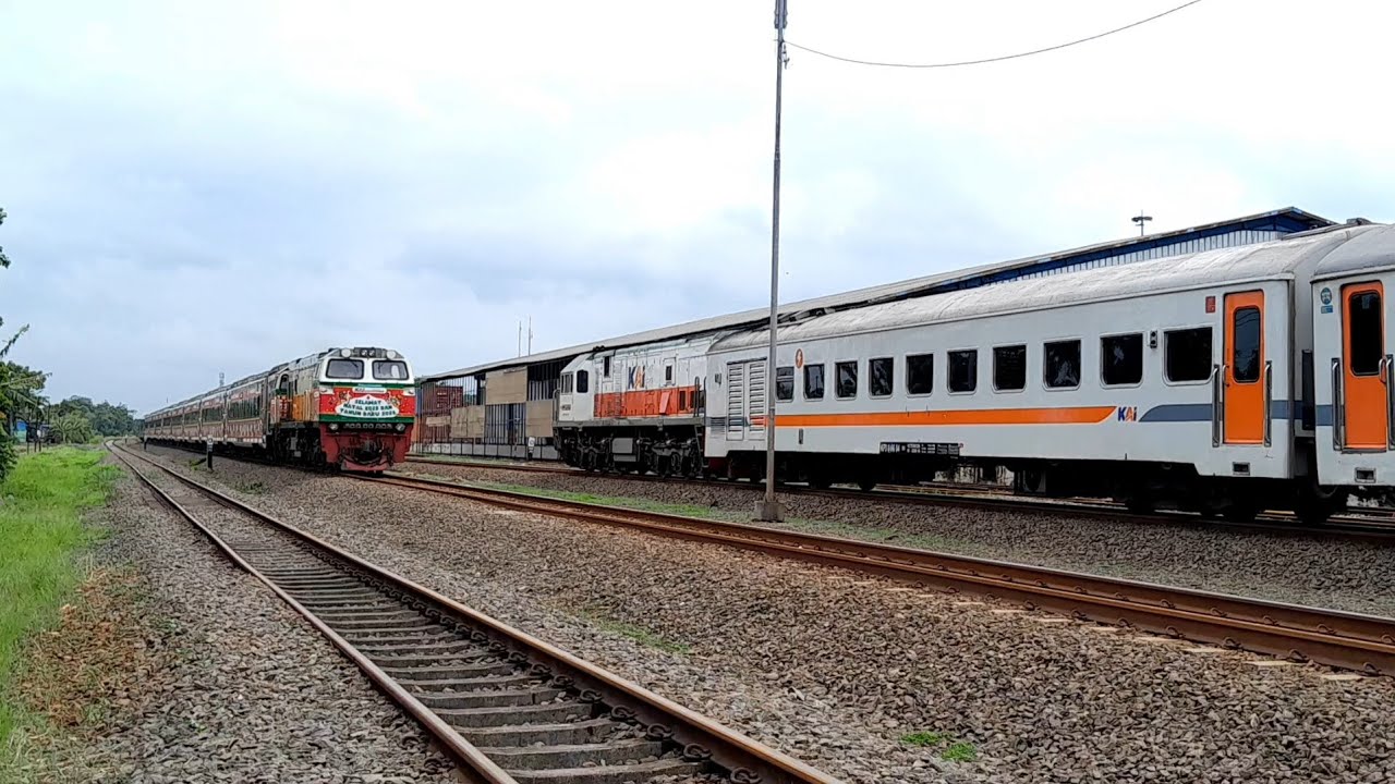 Persilangan Kereta Api Lokal dengan Kereta Jarak Jauh di Stasiun Klari
