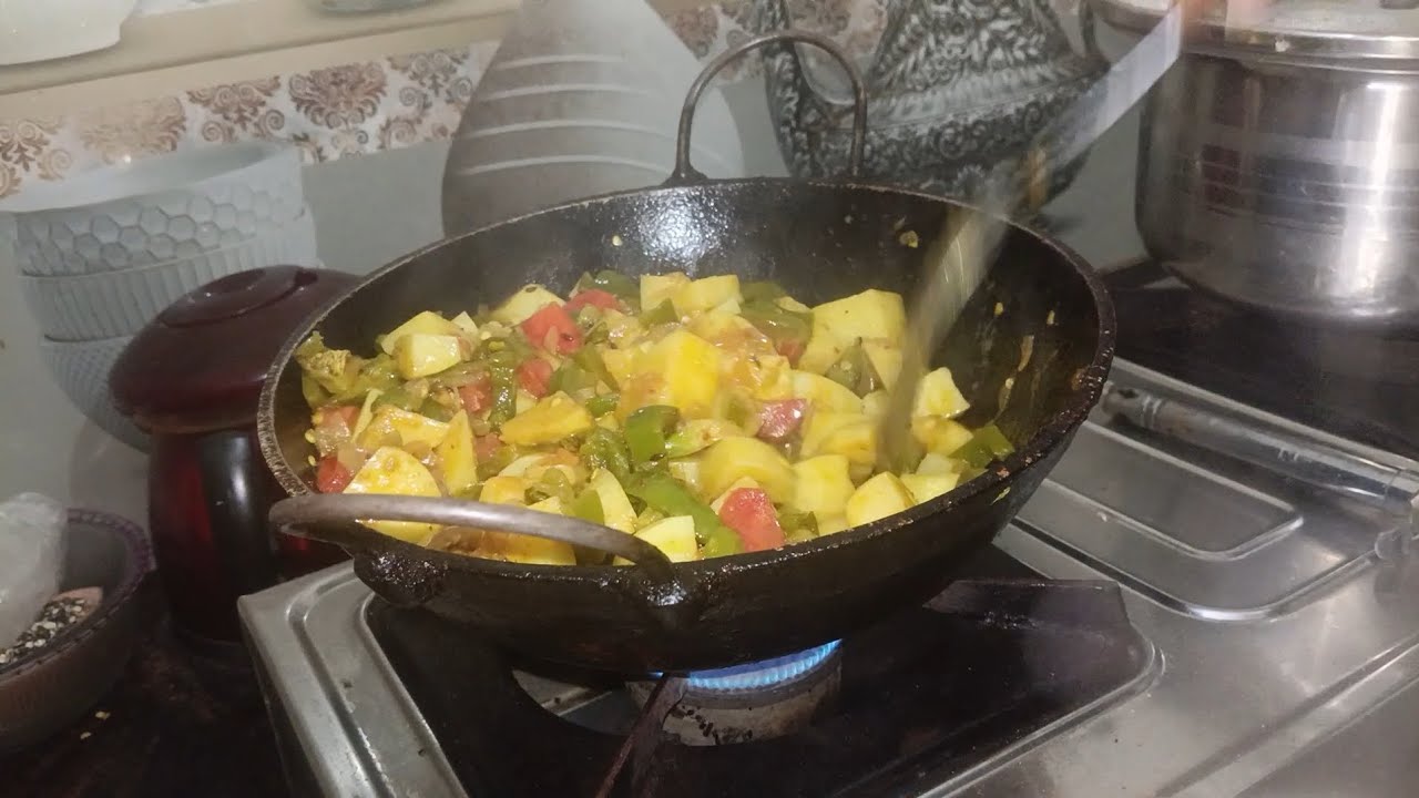 Aaj Maine banai shimla mirch aalu gajar ki sabji chatpati 😋😋😋😋💯✅👍🙏🥰