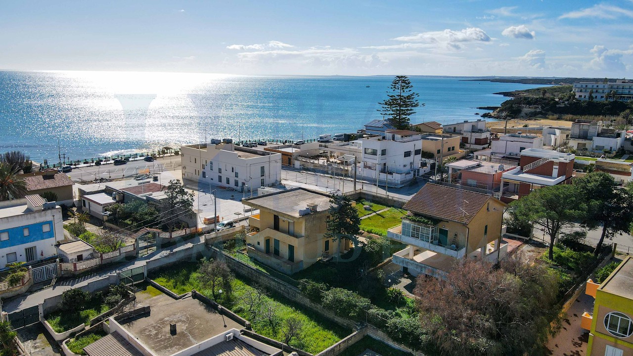 Villino Sabbia d’Oro | HSH 2324 | Sea View Villa Steps from the Beach