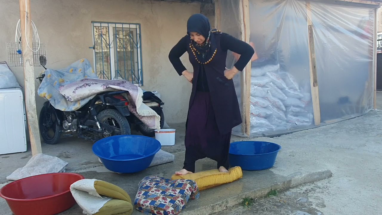 Minderleri yıkadım/mutfak halısını yıkadım/annemgilin perdesini astım