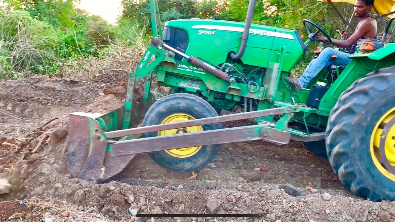 John Deere 5050 E with Front Dozer Levelling Land