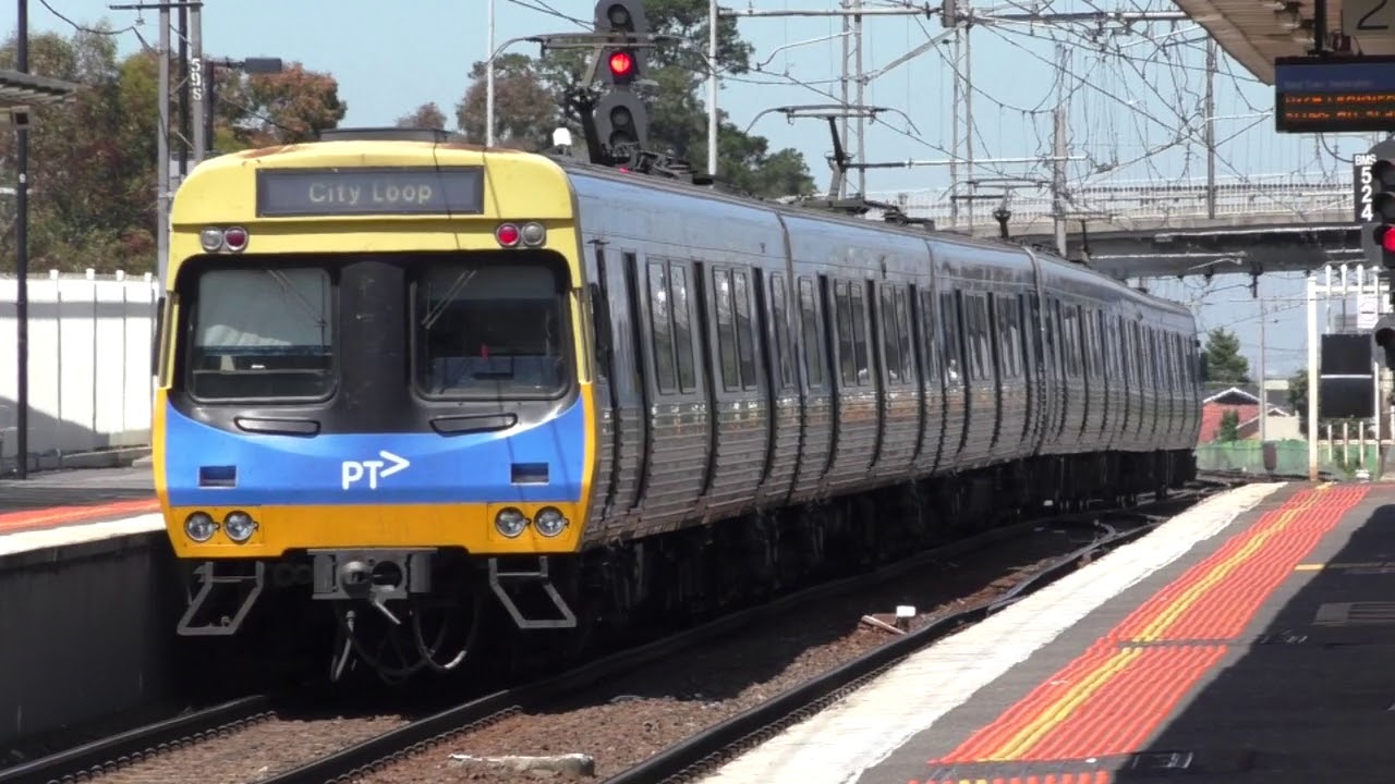 Trains & buses at Broadmeadows - Melbourne Transport