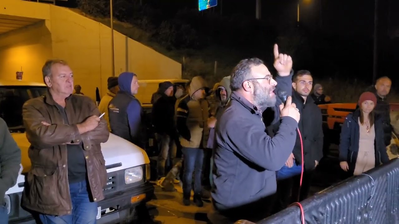 Στήθηκε το μπλόκο αγροτοκτηνοτρόφων στη Λακωνία - Καθημερινοί αποκλεισμοί της ΕΟ Σπάρτης-Τρίπολης