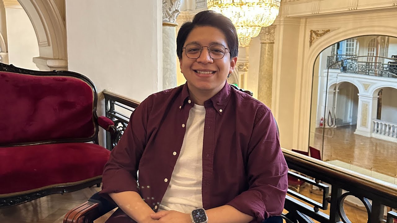 Iv&aacute;n Ay&oacute;n-Rivas prueba dulces chilenos