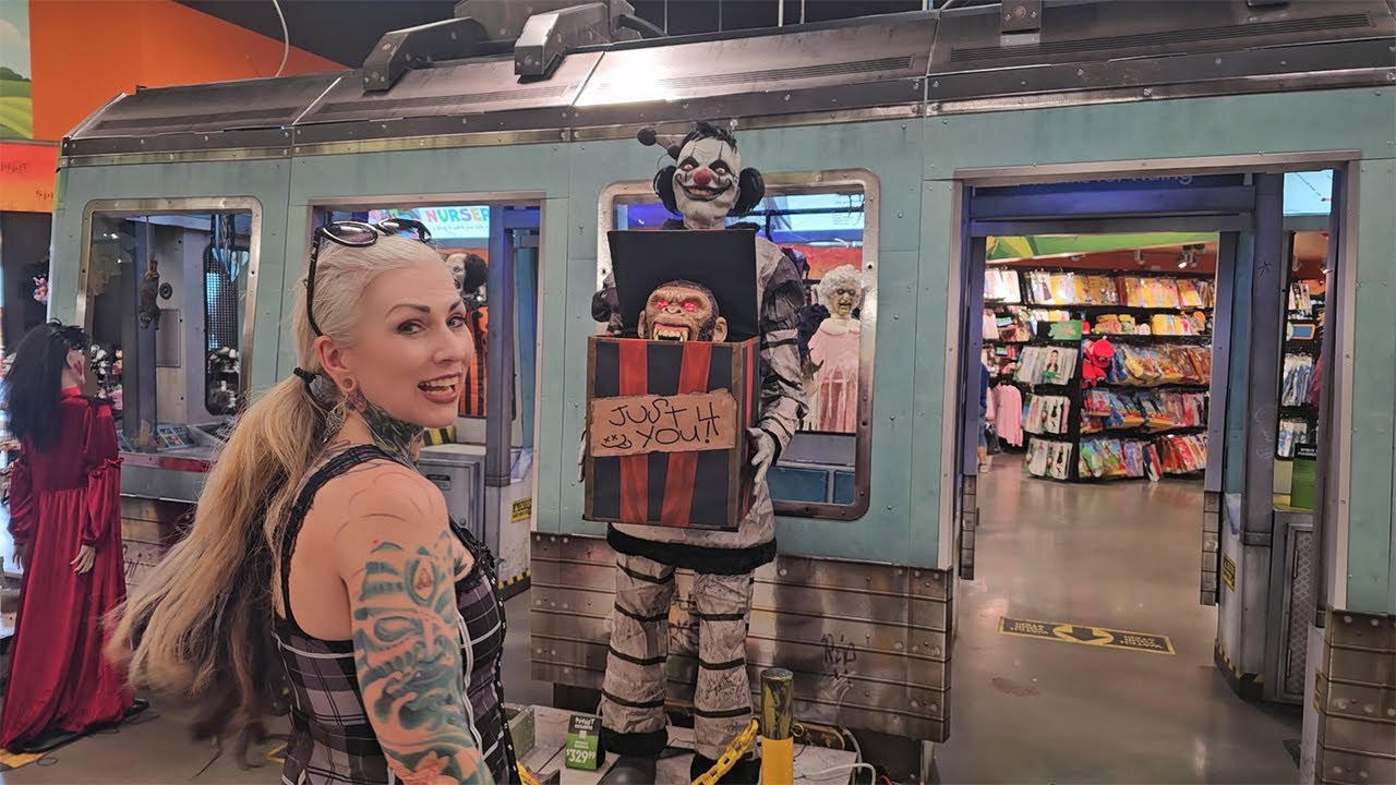 Прохождение магазина New Spirit Halloween Store! Новые аниматроники