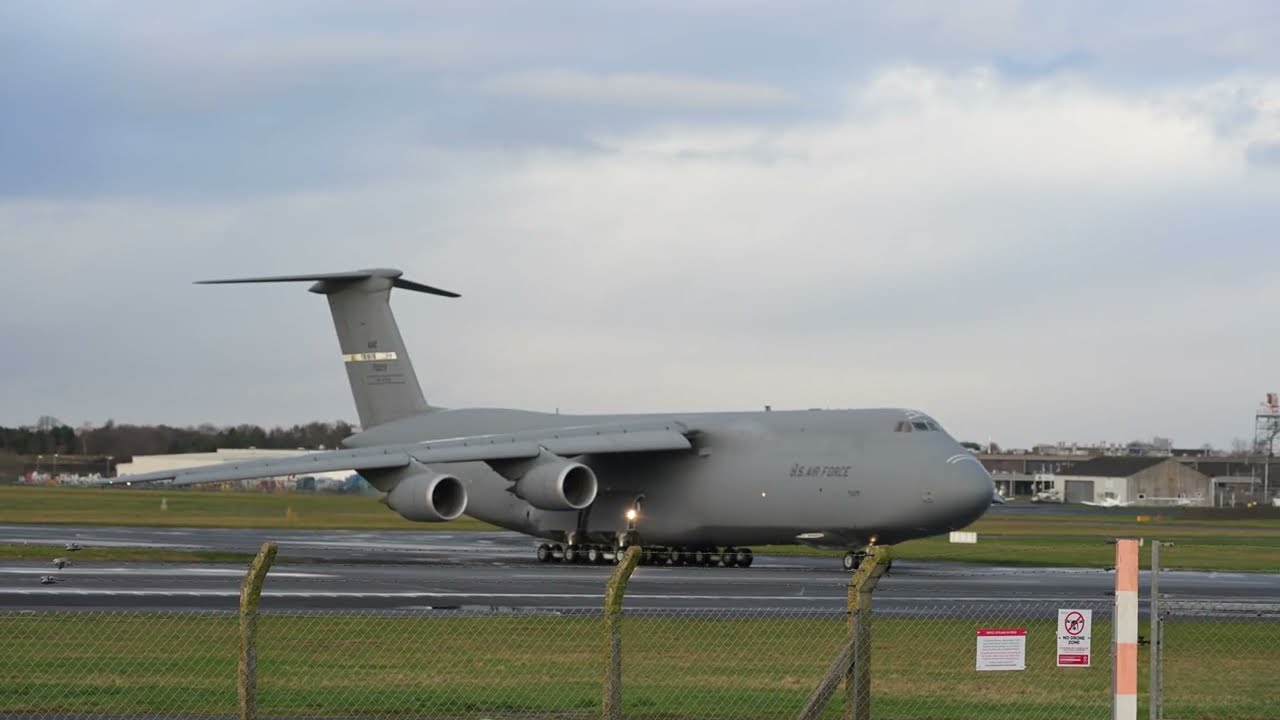 USAF C-5M Galaxy vs RAAF C-17A Globemaster III - Who uses more runway?