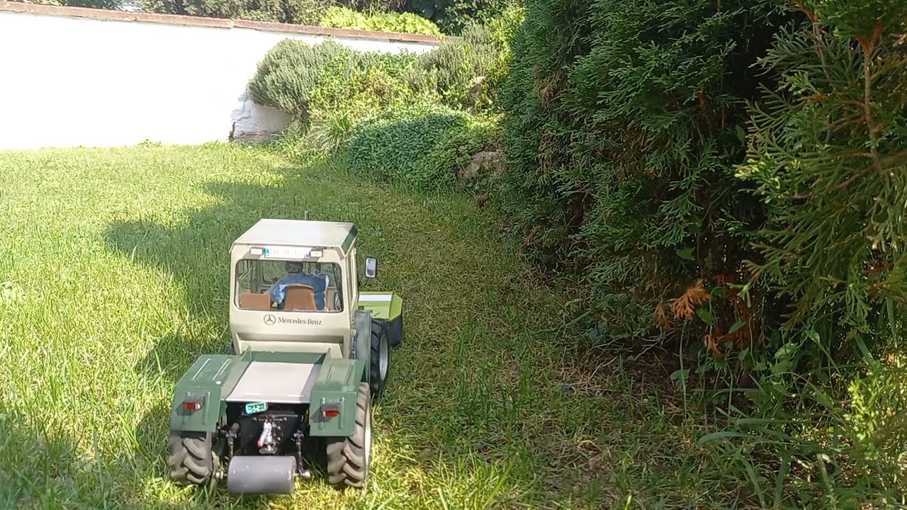 MB trac 800 RC Modell im Maßstab 1/13 mit Claas Corto 250f beim Mähen