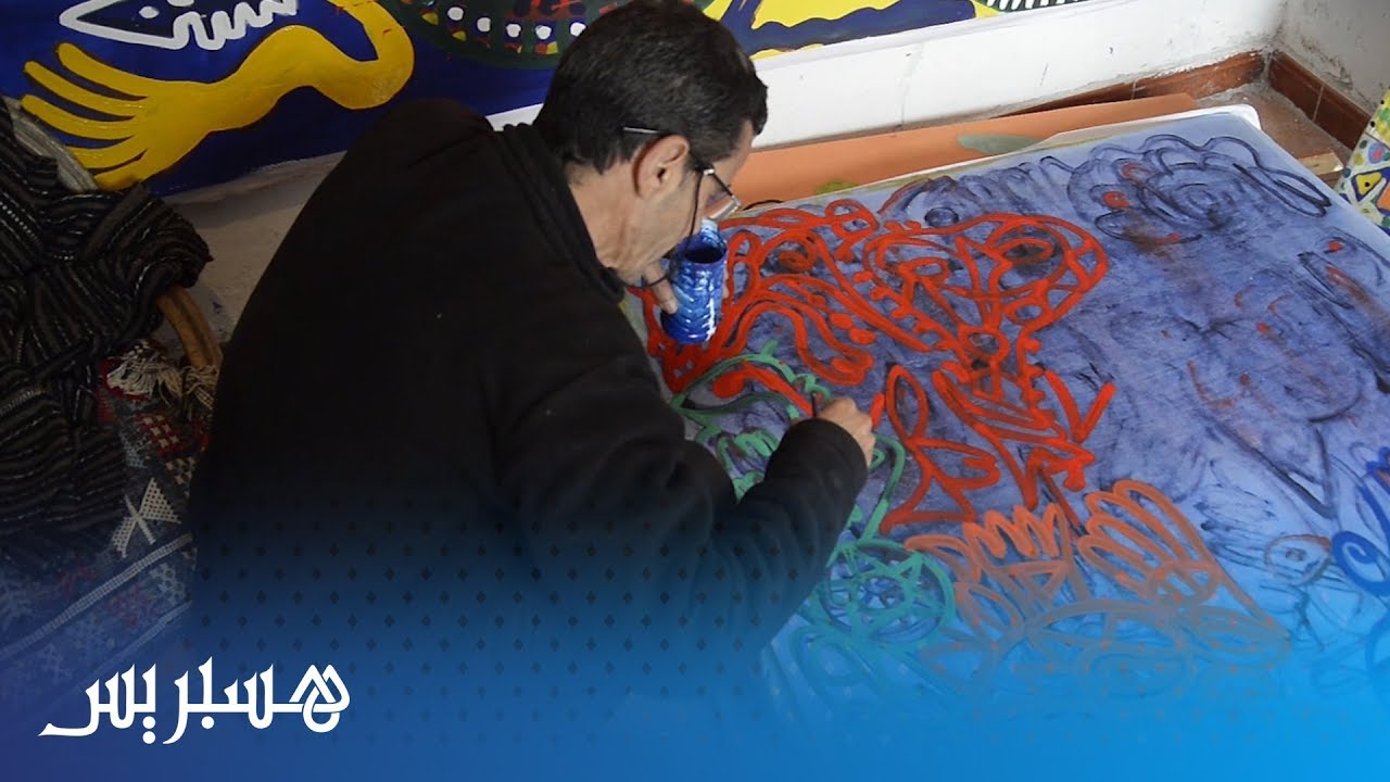 يوسف خوري فنان عصامي يستخدم صباغات محلية في رسم لوحات تشكيلية تجريدية