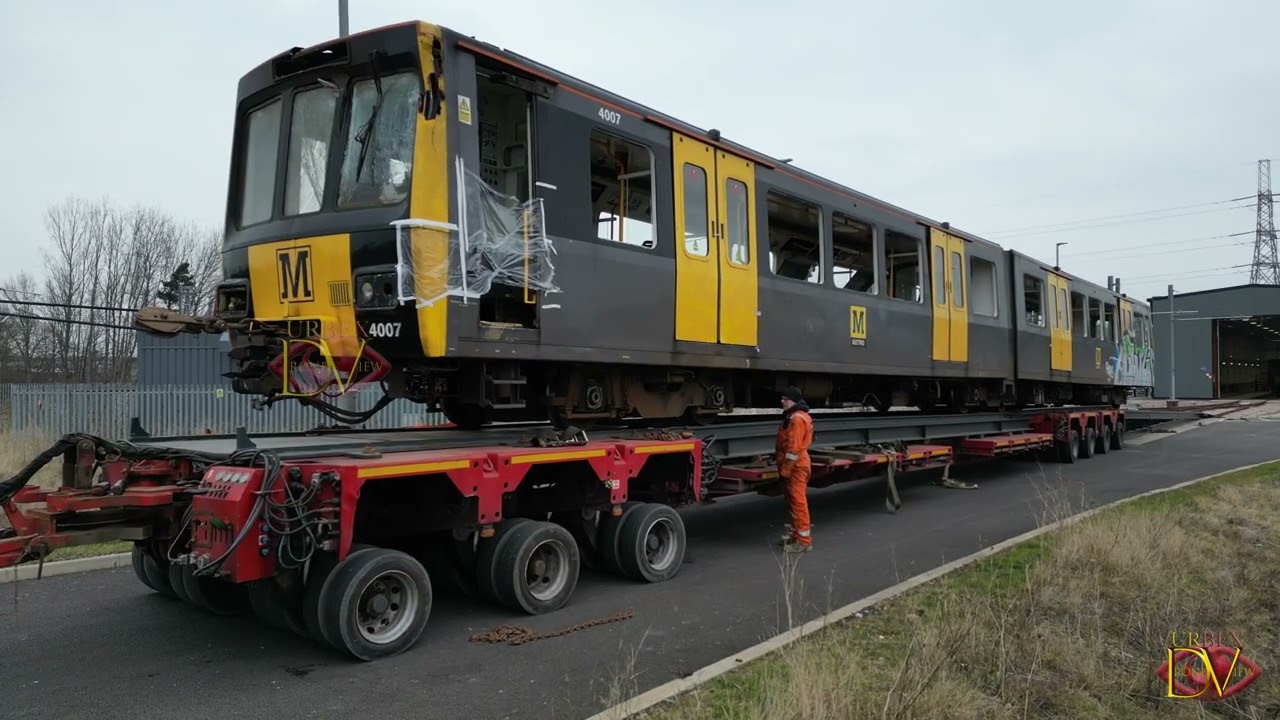 🚂 Разбитый вагон метро Тайн-энд-Уир 4007 отправляется в последний путь на свалку ♻️🚛💥 18 февраля ...