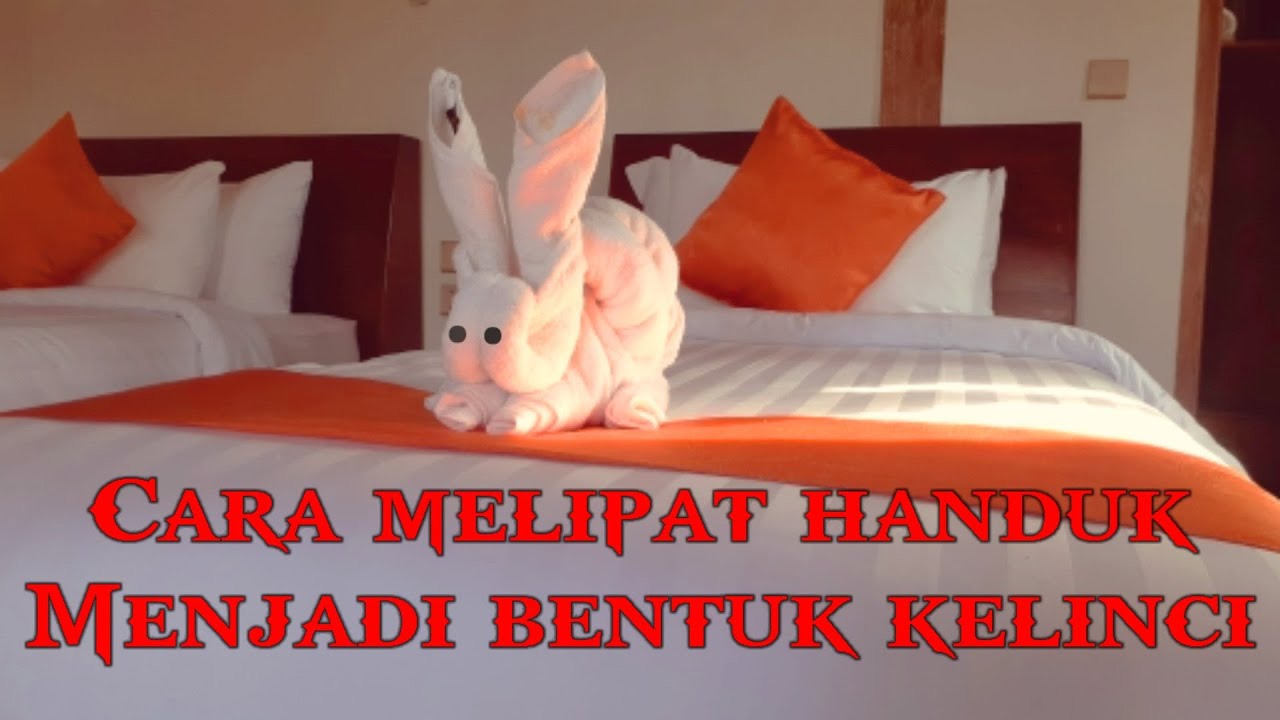 Cara melipat handuk menjadi bentuk kelinci.