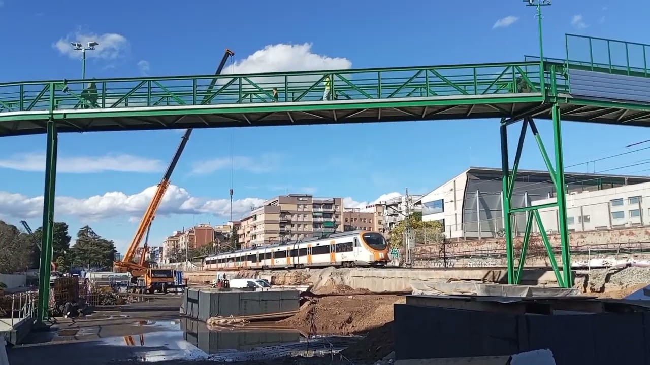 Trenes de Rodalies de Catalunya UT 447/ Civia 465 linea R4 por Sant Feliu