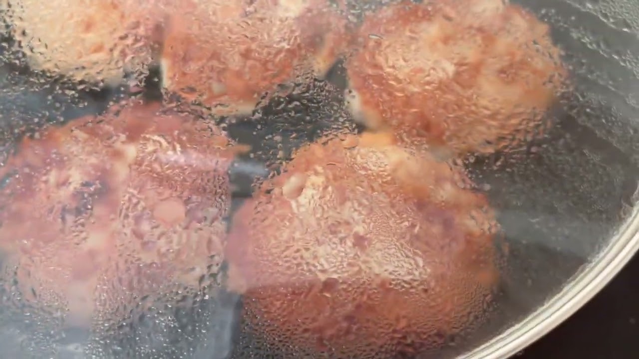 Котлетки из куриного фарша и картошки.