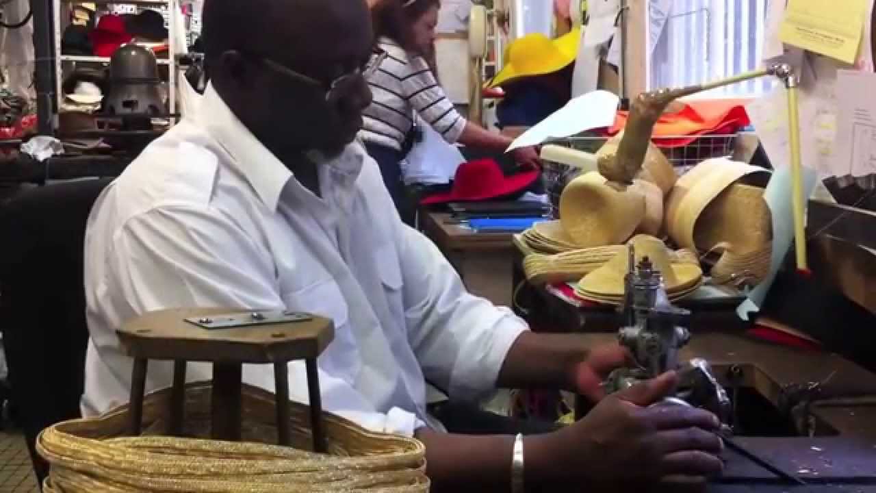 Making a Straw Hat - Anthony Peto - Chapelier