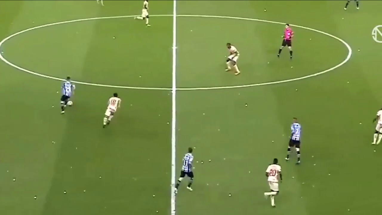 Never lose the ball - Arthur Melo and Matheus Henrique playing for Grêmio