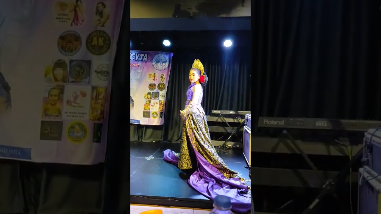 THE FASHION SHOW KEBAYA GLAMOUR BY TENCY ARCYTA 