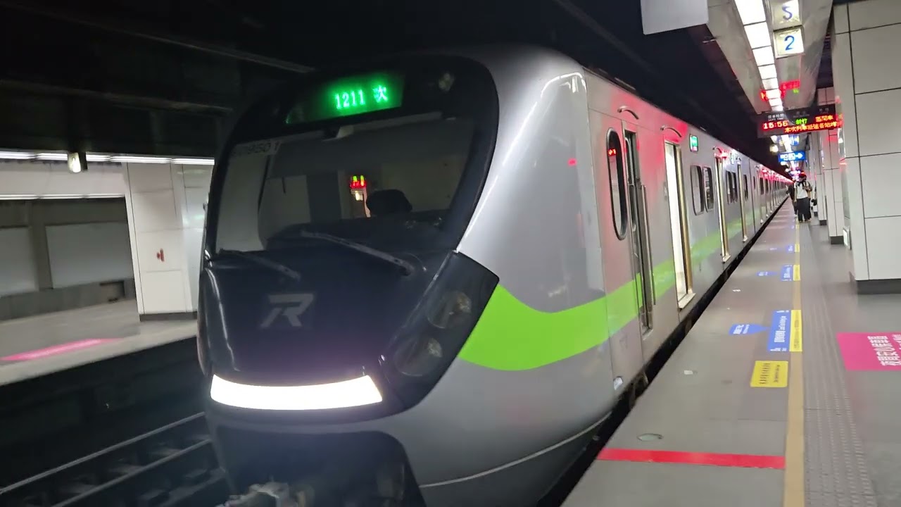 1211次瑞芳發車經由宜蘭線開往新竹的銀綠色微笑號EMU900型十輛一編組EMU950區間車