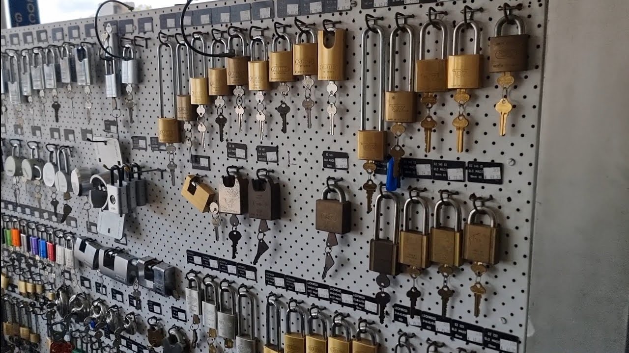 (406 part 1) Locksmith Shop - Behind The Scenes | Padlocks, safe's & keys