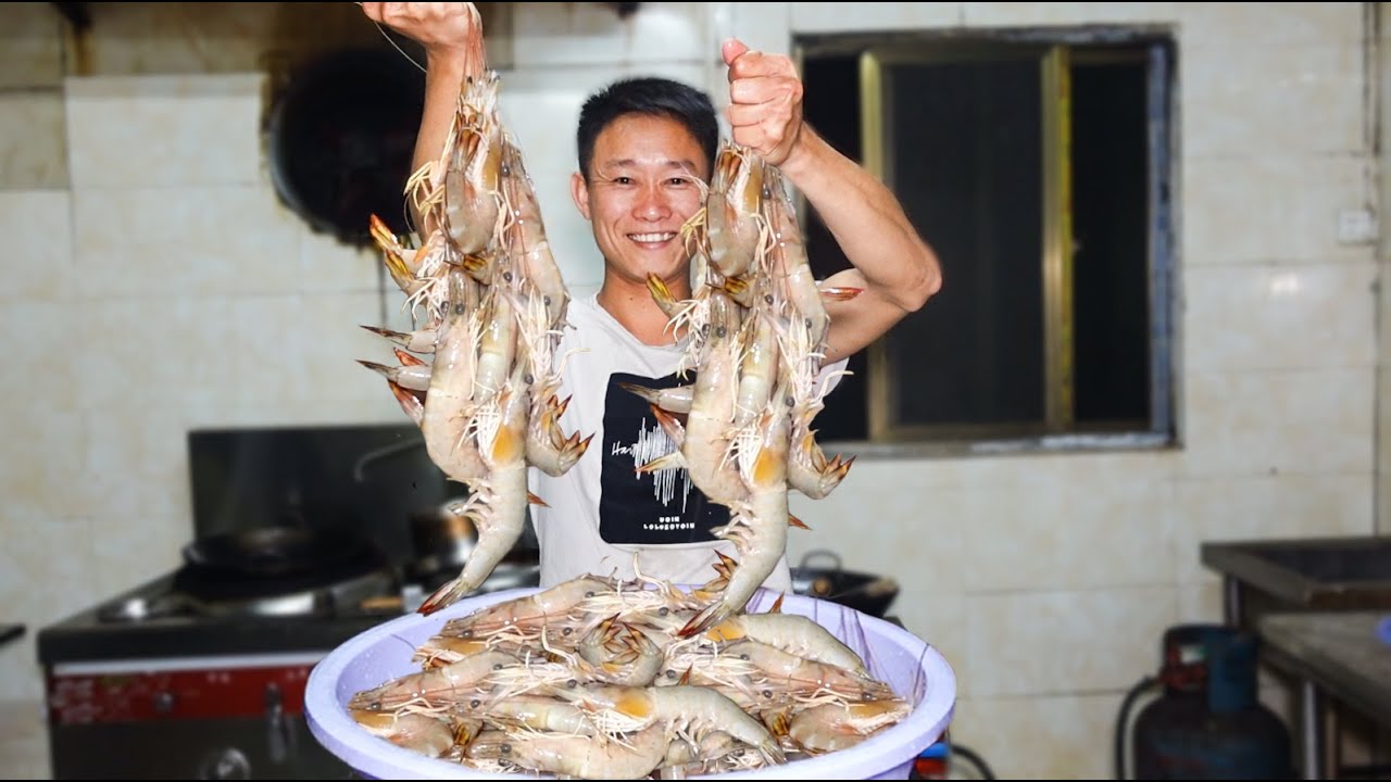 可愛的表妹來做客，買9斤海南“天價”帶膏蝦招待，表妹直舔手