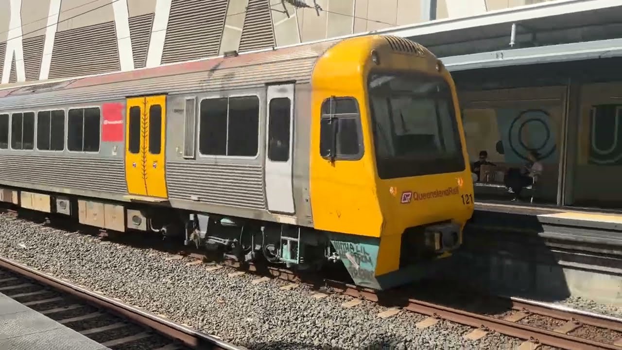 SMU 209 and SMU 207 cross Imu 121 and 123 at South Brisbane station