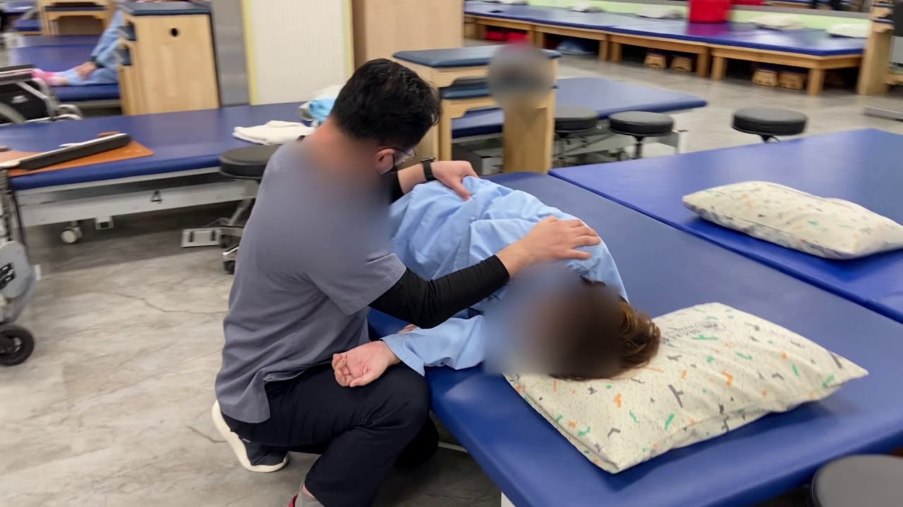 pnf 전문 물리치료사는 뇌졸중 환자를 치료할 때 이러한 방식으로 재활치료를 시행합니다.