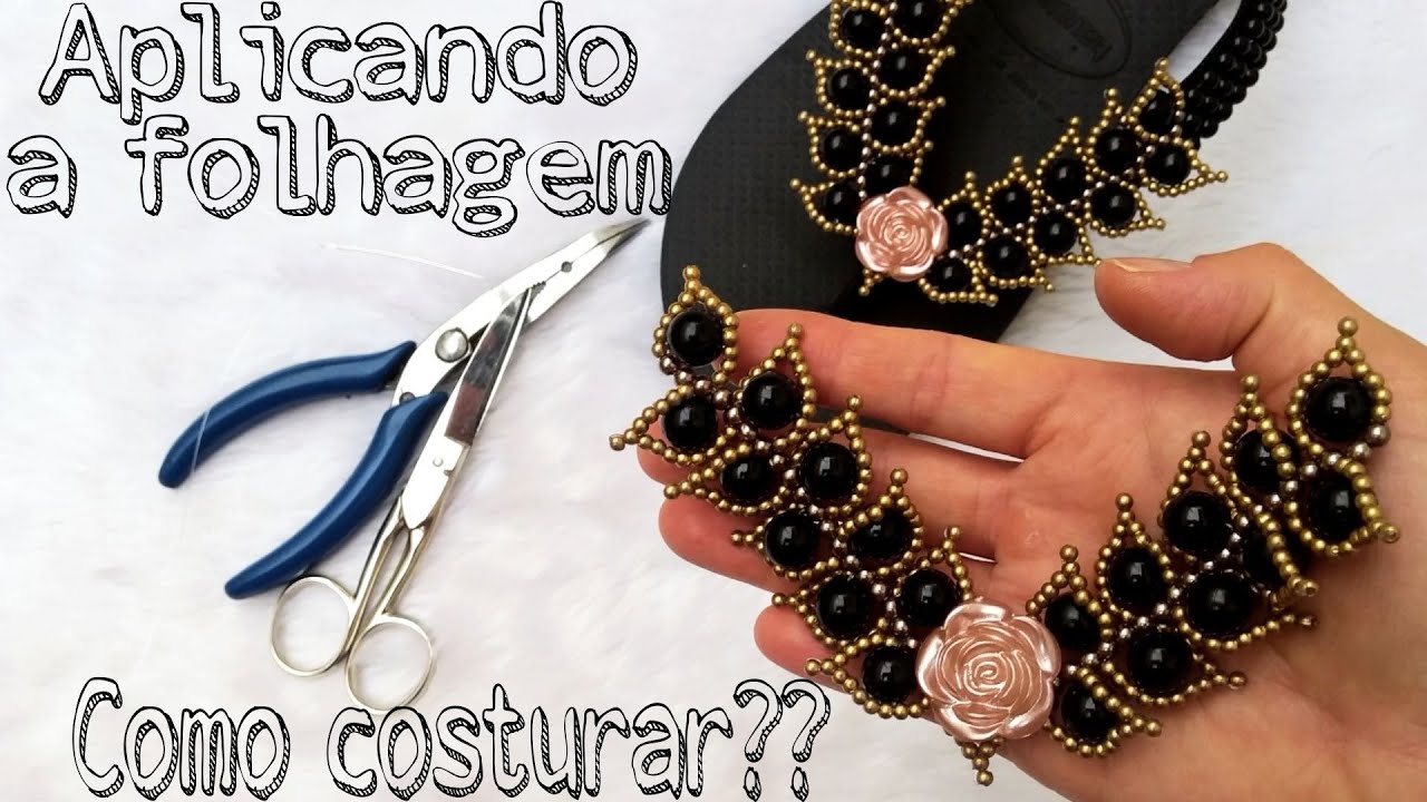 Aplicando a folhagem de pérolas no chinelo