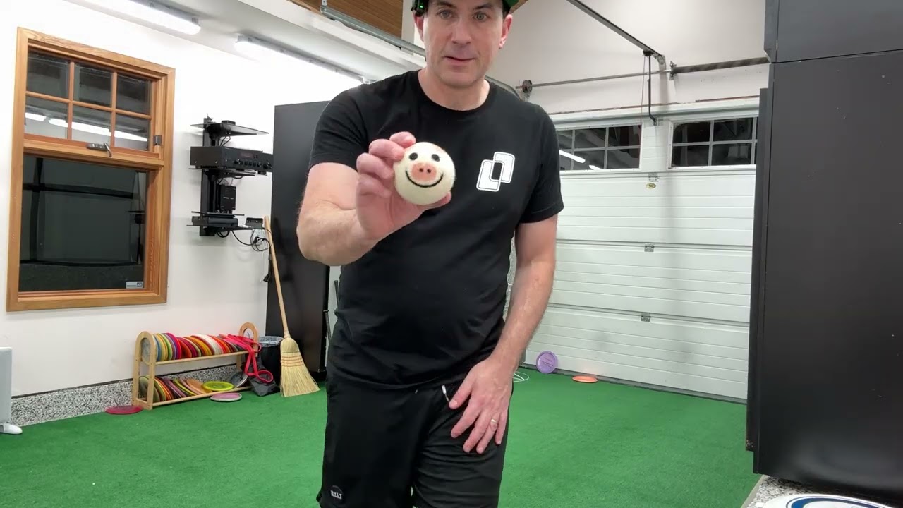 Выполнение удара бэкхендом, имитирующим «мягкий комок белья», может исправить неправильное положе...