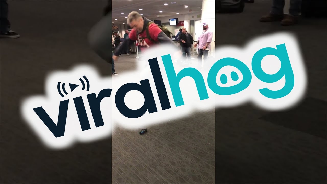 Мужчина, устроивший скандал в аэропорту Сиэтла, запел песню || ViralHog