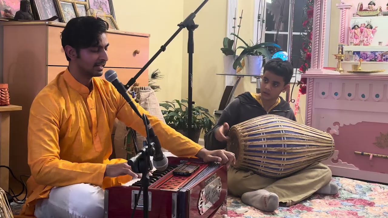 Beautiful bhajan । वृंदावन का कृष्ण कन्हैया, सबकी आँखों का तारा । melodious and devotional singing