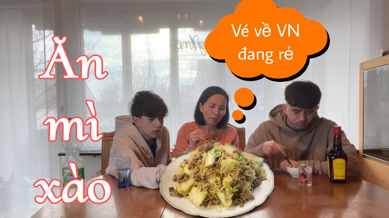 Ăn mì xào, hai anh em vui vì mẹ mua vé về Việt Nam | Cuộc sống ở Đức