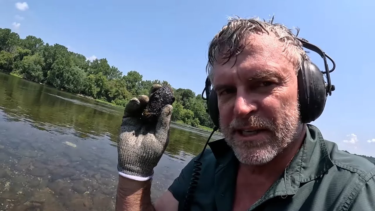 Metal Detecting : Crystal Clear River Treasure