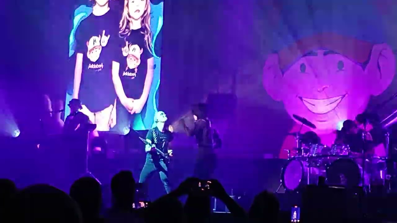 05/10/2025, Paris Zénith La Villette, Amélie Nothomb & Guillaume  Aldebert, La marche du monde 🎶🎩❤️🥂