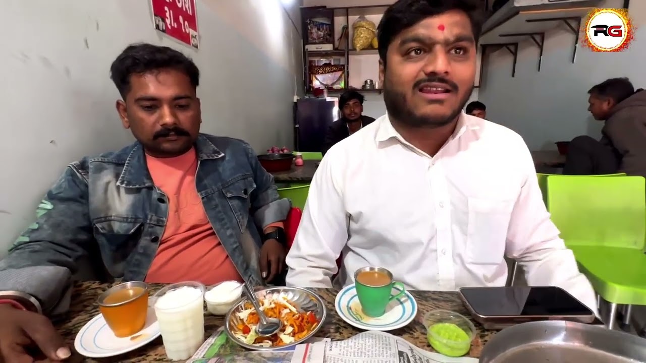 માલધારી ભાઈના વણેલા ગાંઠીયા જમાવટ પડી ગઈ || #gathiya #gondalfood 