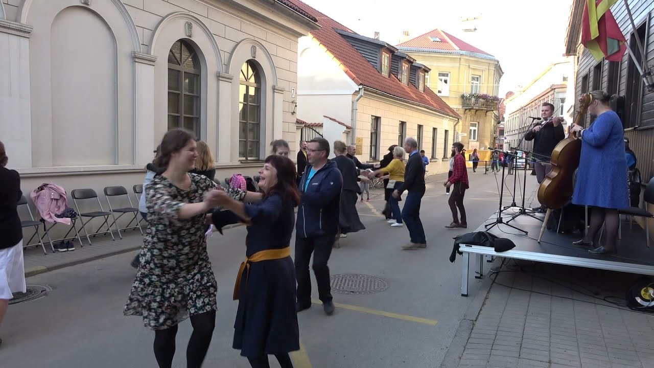 Dujalis. Tautos &scaron;okiai Zamenhofo gatvėje. Folkloro ansamblis &bdquo;Piliarožė&ldquo; i&scaron; Raudondvario. 2021 09 06