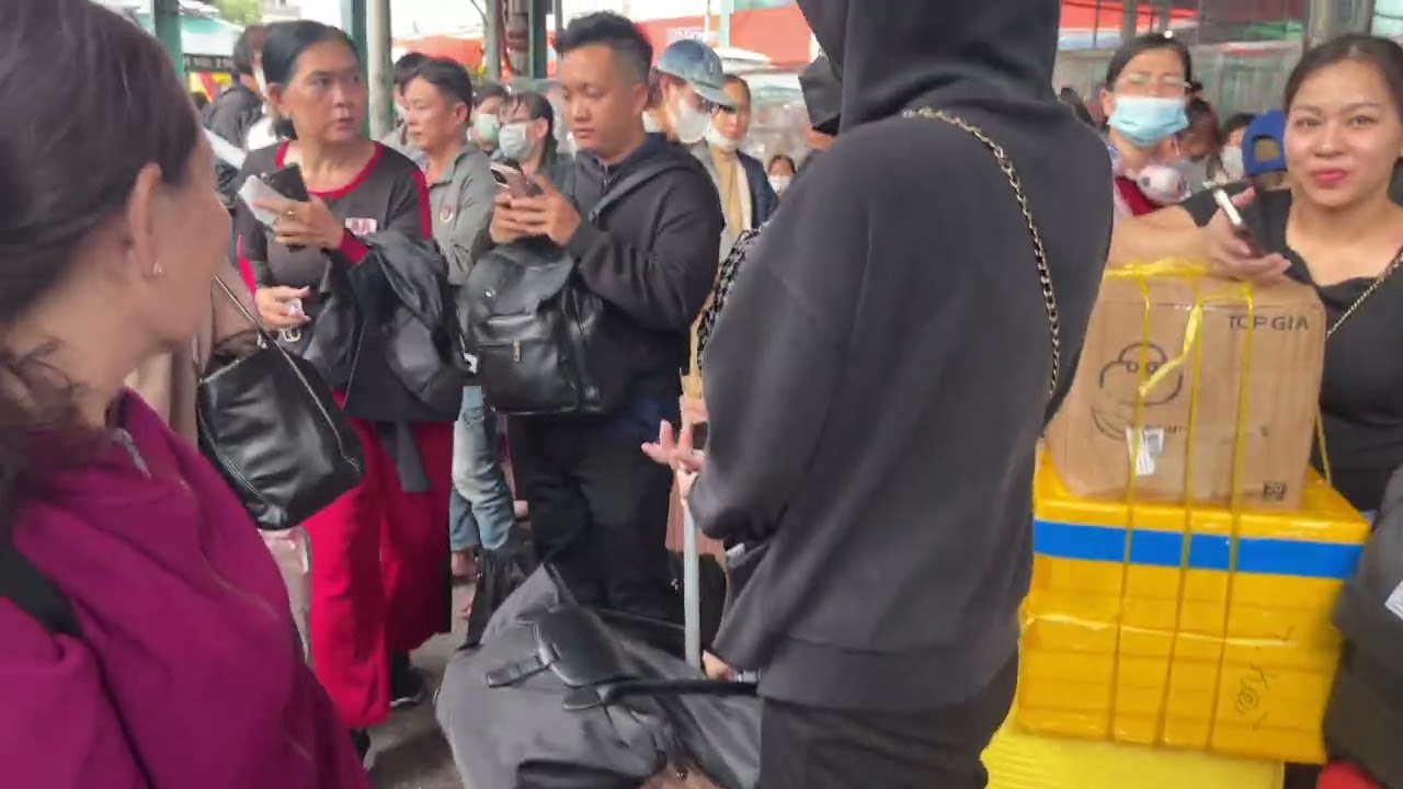 16h00.bến xe miển tây quá đông