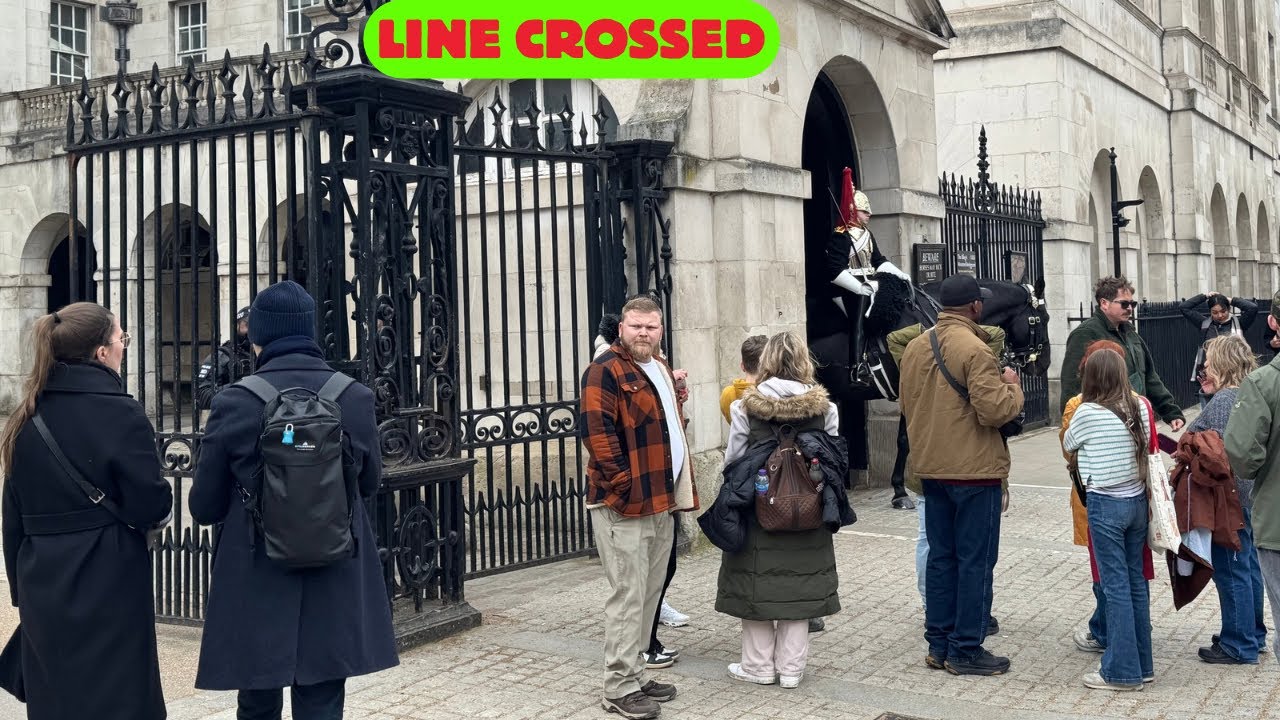 Girl Ignores the Line! King’s Guard Raises His Voice 