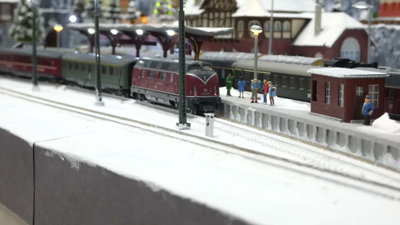 Wintermodellbahn Spur N, V 200 038 und BR 221 115  9 am Bahnhof Engelsroth II