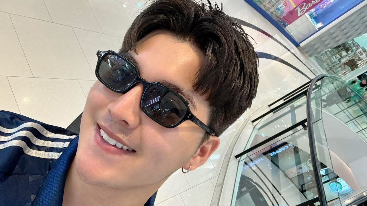 พระเอกซัน ทักทาย